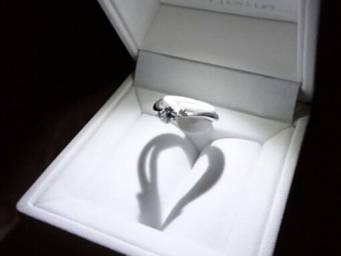 【STAR JEWELRY(スタージュエリー)の口コミ】 一粒ダイヤが輝く王道の婚約指輪です。リング部分が細めなのでダイヤが引…