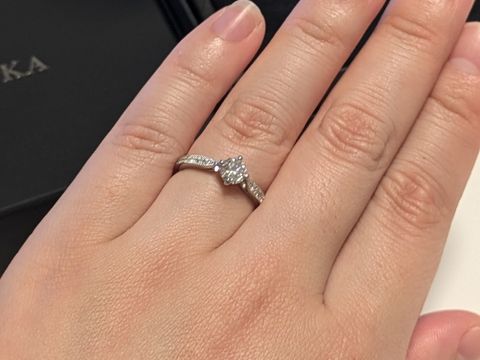 【EIKA(エイカ)の口コミ】 プロポーズ時はローズの中にダイヤモンドが入っている状態で頂きました。
…