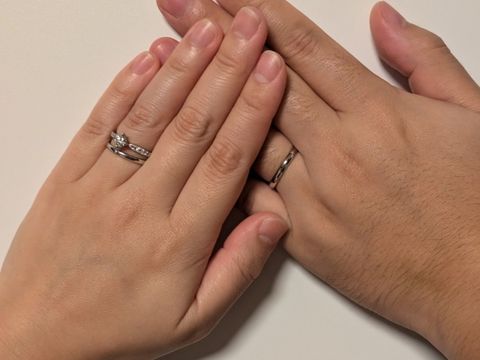 【EIKA(エイカ)の口コミ】 素材は婚約指輪と同じプラチナにしました。
デザインはシンプルですが、追…