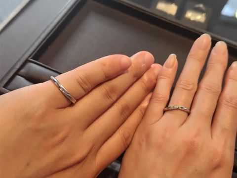 【エクセルコダイヤモンド(EXELCO DIAMOND)の口コミ】 緩やかなウェーブ型で、指にフィットしていて綺麗でした。女性側が表面の…