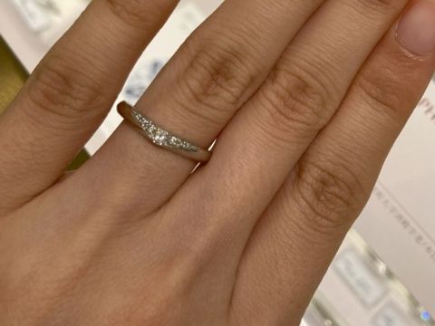 【bijou SOPHIA(ビジュソフィア)の口コミ】 自身の指の形にあうのはVラインやウェーブなのですが、このリングはストレ…