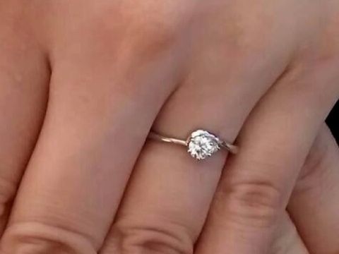 【ジュエリーツツミ(JEWELRY TSUTSUMI)の口コミ】 婚約指輪というと、大きなダイヤモンドのイメージが強いのでできるだけシ…