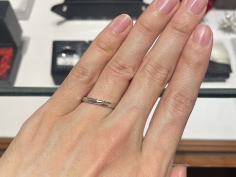 【エクセルコダイヤモンド(EXELCO DIAMOND)の口コミ】 ストレートのプラチナのデザインで、医療関係の仕事中でも問題なくつけら…