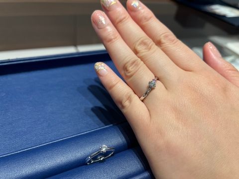 【銀座ダイヤモンドシライシの口コミ】 とにかく、つけた時や試着したときにしっくり来る形でした。
石のカスタム…