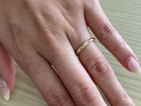 【アイプリモ(I-PRIMO)の口コミ】 他にはないデザインでとても素敵です！
ダイヤは片側にあしらわれており、…