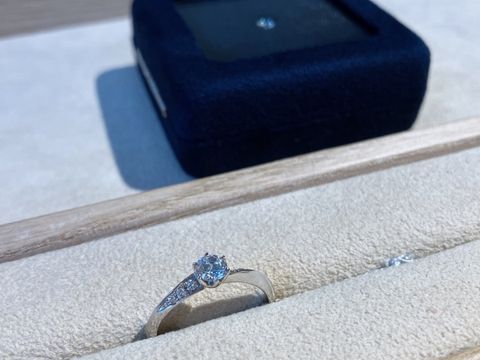 【ith(イズ)の口コミ】 シンプルかつ上品なデザインで美しいです。
流れるように埋め込まれたダイ…