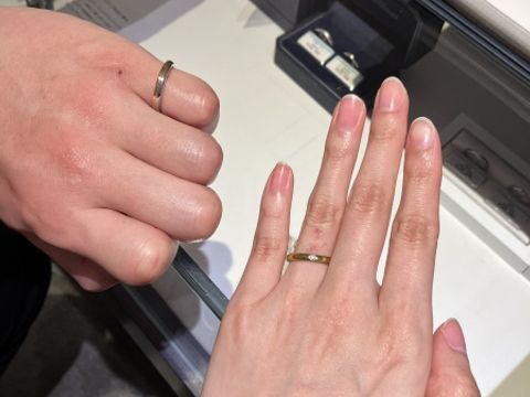 【銀座ダイヤモンドシライシの口コミ】 とにかくシンプルなデザインです。
中央に一粒ダイヤが埋め込まれています…