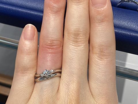 【銀座ダイヤモンドシライシの口コミ】 サイドにメレダイヤがついていて、シンプルなものを探していました。長年…