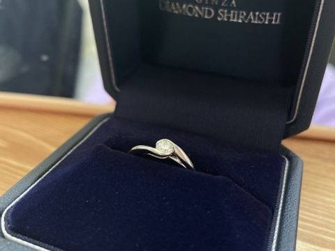 【銀座ダイヤモンドシライシの口コミ】 ダイヤモンドが埋め込みタイプの物にしました。
素材はプラチナ、ダイヤモ…