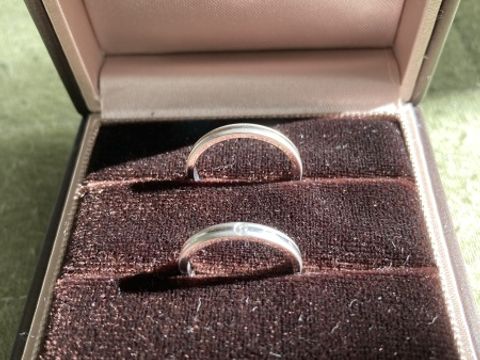 【アイプリモ(I-PRIMO)の口コミ】 真ん中のラインがよい。光沢のある指輪とマット感のある指輪で悩んでいた…