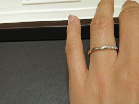 【俄(にわか)の口コミ】 夫婦共に指の関節がゴツゴツしているので、指輪は真っ直ぐのストレートタ…