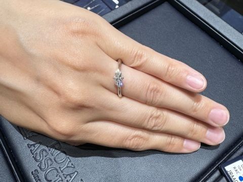 【ROYAL ASSCHER(ロイヤル・アッシャー)の口コミ】 中央に3つの石が並んでいるデザインが非常に素敵でした！3つのダイヤが並…
