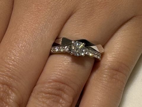 【ブシュロン(BOUCHERON)の口コミ】 デザインが本当に素敵で、中央のダイヤモンドが4本の爪でしっかりと支えら…