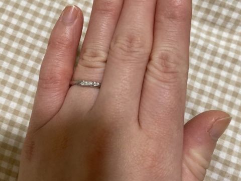 【銀座ダイヤモンドシライシの口コミ】 メレダイヤが入ってかわいらしいデザインだと思います。小さなダイヤがき…