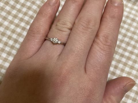 【銀座ダイヤモンドシライシの口コミ】 中央のダイヤに加えて、サイドにも小さなダイヤがついています。ブイライ…