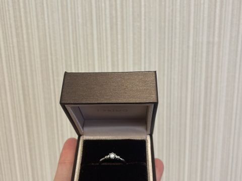 【アイプリモ(I-PRIMO)の口コミ】 指輪のデザインが、真ん中に大きめのダイヤと、サイドにも小さめのダイヤ…