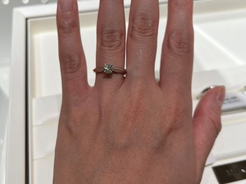 【MIKIMOTO(ミキモト)の口コミ】 シンプルなデザインがよくて試着しました。リング部分にデザイン性がある…