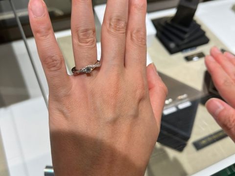 【ラザール ダイヤモンド(LAZARE DIAMOND)の口コミ】 指が綺麗に見えそうだと思って試着しました。小さなダイヤモンドが真ん中…