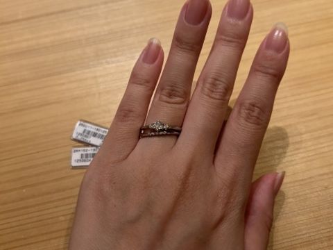 【TOMOE(トモエ)の口コミ】 細身の指輪が魅力的で決めました。華奢な指輪となり、存在感が出過ぎず馴…