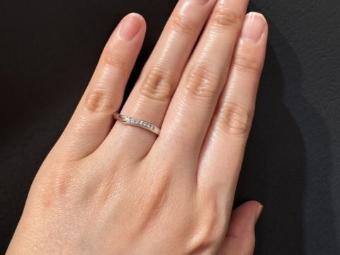 【snow(スノウ)の口コミ】 ウェーブ、V字の細めの指輪を探していた時に、こちらの指輪を試着させてい…