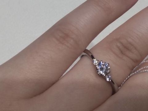 【アイプリモ(I-PRIMO)の口コミ】 すでに決まっていたV字の結婚指輪に合う婚約指輪ということで、こちらを提…