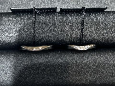 【ラザール ダイヤモンド(LAZARE DIAMOND)の口コミ】 V字の指輪を探していて、こちらをご紹介いただきました。全体的にぷっくり…
