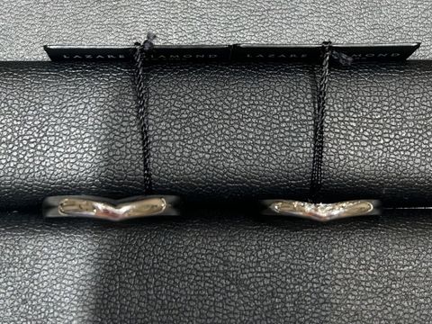 【ラザール ダイヤモンド(LAZARE DIAMOND)の口コミ】 こちらの指輪はV字がきつすぎずゆるすぎず、絶妙なラインが良いと思いまし…