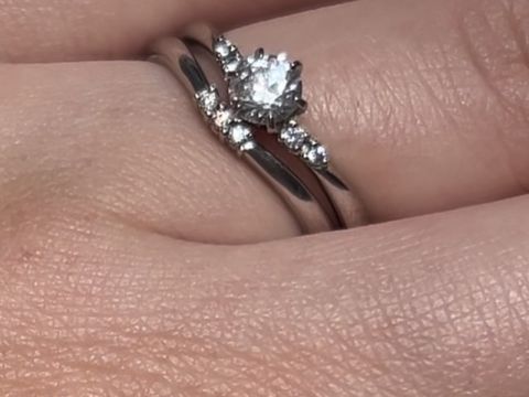 【アイプリモ(I-PRIMO)の口コミ】 こちらのナパイアというマリッジリングは、細身のV字が指をキレイに見せて…