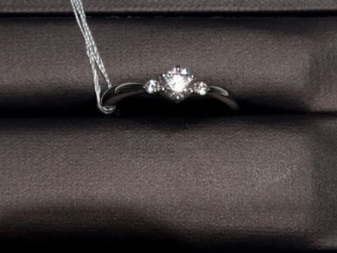 【アイプリモ(I-PRIMO)の口コミ】 こちらのメイサというエンゲージリングは、V字がきつくなく、ナチュラルな…