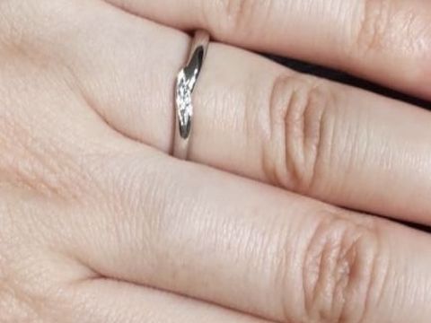 【アイプリモ(I-PRIMO)の口コミ】 こちらのクレメンティアというマリッジリングは、V字のラインがなだらかで…