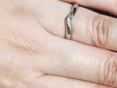 【アイプリモ(I-PRIMO)の口コミ】 こちらのレイアというV字のマリッジリングは、V字ラインがしっかり出てい…