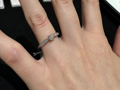 【ティファニー(Tiffany & Co.)の口コミ】 エタニティかエタニティに一粒ダイヤがついたものを探していたので、類似…