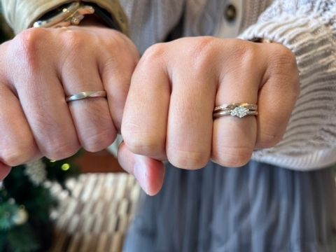 【Toi-lueur(トワル)の口コミ】 結婚指輪と合わせられるように捻りのあるものを選びました。ダイヤを支え…