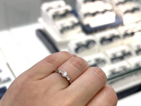 【ROYAL ASSCHER(ロイヤル・アッシャー)の口コミ】 1粒ダイヤよりはサイズが小さくてもサイドに石があるもの、重ね付けしても…