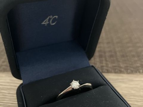 【4℃ BRIDAL(ヨンドシーブライダル)の口コミ】 シンプルでありながらも、リングの部分がウェーブしているデザインがおし…