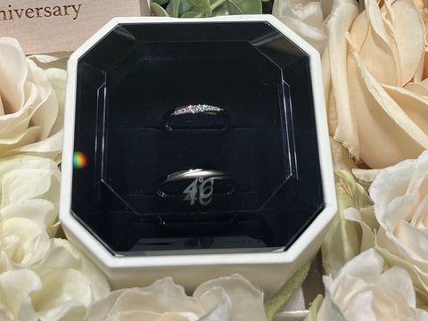 【4℃ BRIDAL(ヨンドシーブライダル)の口コミ】 婚約指輪と一緒に重ね付けしたときにもしっくりくるデザインで、ウェーブ…