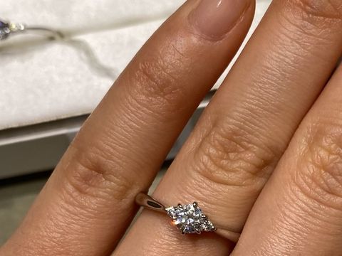 【アイプリモ(I-PRIMO)の口コミ】 左右にメレダイヤがついているデザインを中心に見ていましたが、種類も豊…