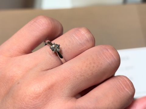 【アイプリモ(I-PRIMO)の口コミ】 新作の婚約指輪です。
ダイヤモンドを留める爪が5本で桜を表現しています…