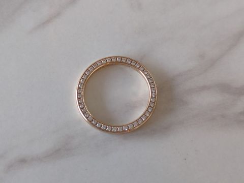 【Ponte Vecchio(ポンテヴェキオ)の口コミ】 パッと見はシンプルなデザインですが、両サイドのダイヤがキラキラと綺麗…