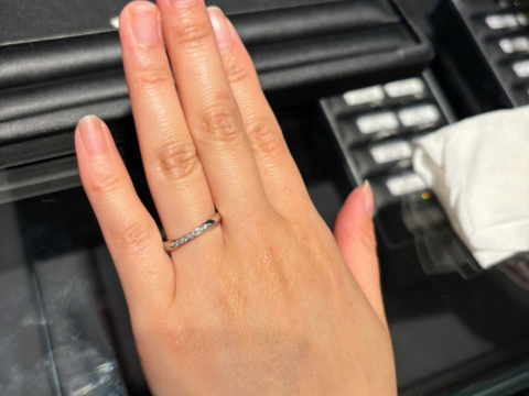 【エクセルコダイヤモンド(EXELCO DIAMOND)の口コミ】 ペアのデザインがあることと、xのようにセンターが少し細くなっていますが…