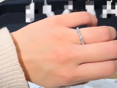 【ショーメ(CHAUMET)の口コミ】 「TRIOMPHE DECHAUMET」マリッジリングです。ダイヤモンドが散りばめられ…