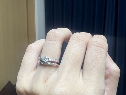 【アネリディギンザ(ANELLI DI GINZA)の口コミ】 指輪が負けてしまわないデザインで
着け心地がいいです。そしてダイアモン…