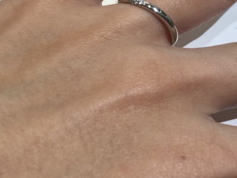 【アイプリモ(I-PRIMO)の口コミ】 ウェーブ型で宝石が入ったものを探していました。希望の指輪をスタッフの…