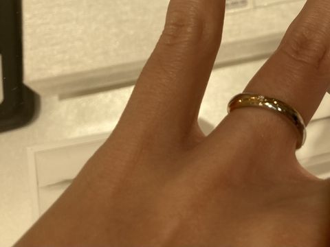 【杢目金屋(もくめがねや)の口コミ】 落ち着いた色味、一粒のダイヤが可愛くて試着させてもらいました。木目調…