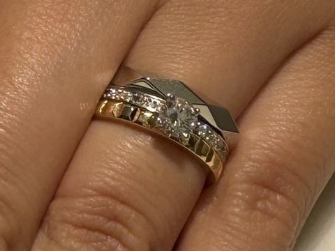 【ブシュロン(BOUCHERON)の口コミ】 イエローゴールドが印象的な、キャトルコレクションの婚約指輪です。キャ…