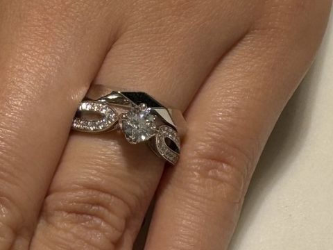 【ブシュロン(BOUCHERON)の口コミ】 ブシュロンらしい独特のデザインで、最初見たときはにあうのかな、と半信…