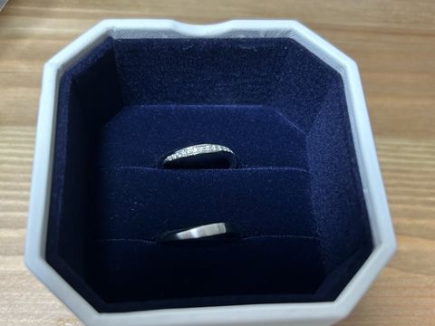 【4℃ BRIDAL(ヨンドシーブライダル)の口コミ】 シンプル目でデザインをペアで近いものにしたかったため、ダイヤが入って…