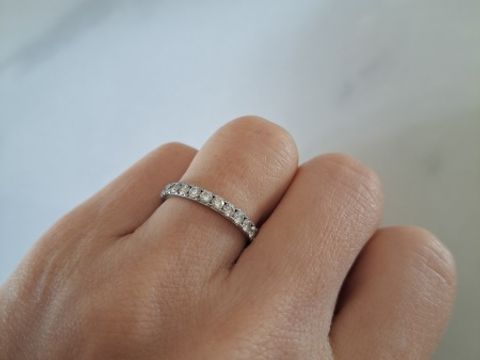 【4℃ BRIDAL(ヨンドシーブライダル)の口コミ】 プラチナのハーフエタニティのリングです。ストレートのシンプルなデザイ…