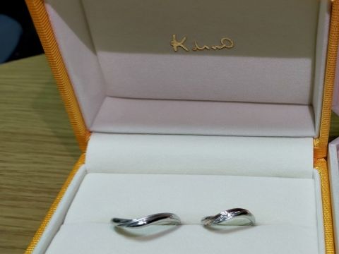 【ケイウノ ブライダル(K.UNO BRIDAL)の口コミ】 流れるようなデザインでダイヤが程よく施された普段使いしやすい指輪です…