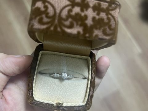 【アンジェリックフォセッテ(Angelique Fossette)の口コミ】 ストレートデザインで、メレダイヤのついたものを探していました。購入し…